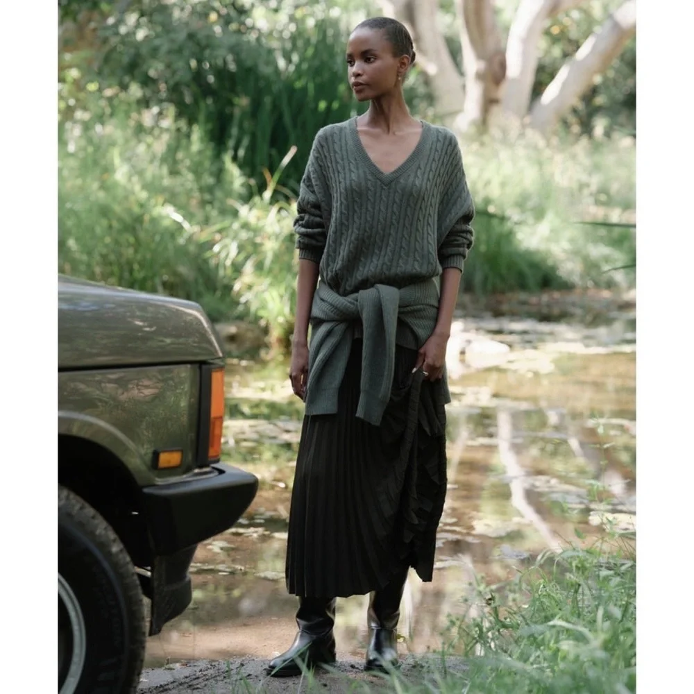 JENNI KAYNE Nell V-Neck Cable Knit Sweater in Pine XS - Picture 6 of 14